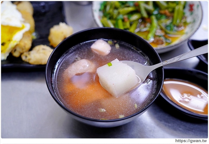 台中經典一麵三吃，香濃麻醬任你淋、滿滿料的綜合湯還可以免費加湯