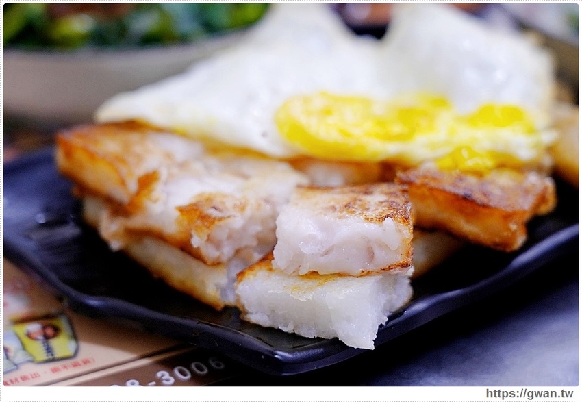 台中經典一麵三吃，香濃麻醬任你淋、滿滿料的綜合湯還可以免費加湯