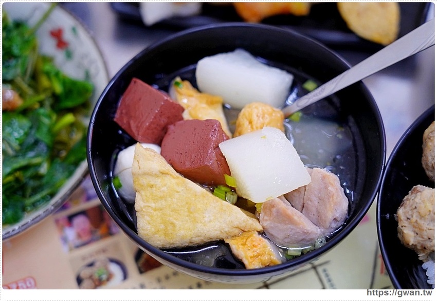 台中經典一麵三吃，香濃麻醬任你淋、滿滿料的綜合湯還可以免費加湯