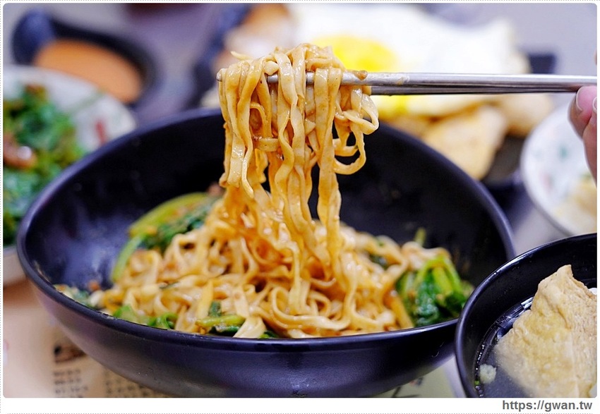 台中經典一麵三吃，香濃麻醬任你淋、滿滿料的綜合湯還可以免費加湯