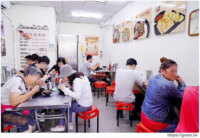 台中經典一麵三吃，香濃麻醬任你淋、滿滿料的綜合湯還可以免費加湯