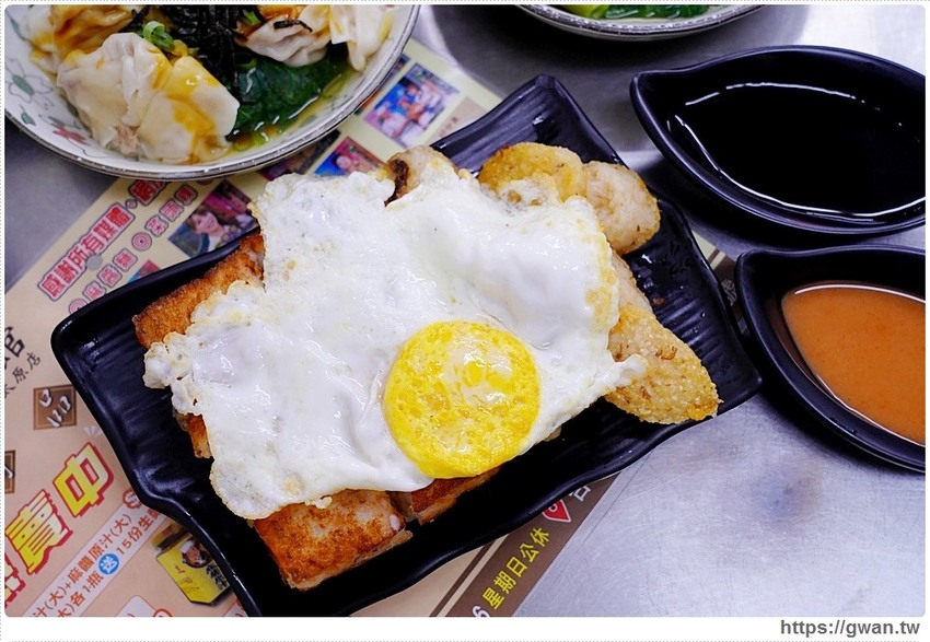 台中經典一麵三吃，香濃麻醬任你淋、滿滿料的綜合湯還可以免費加湯