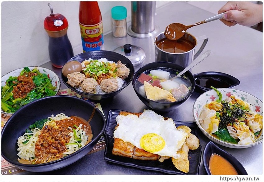 台中經典一麵三吃，香濃麻醬任你淋、滿滿料的綜合湯還可以免費加湯