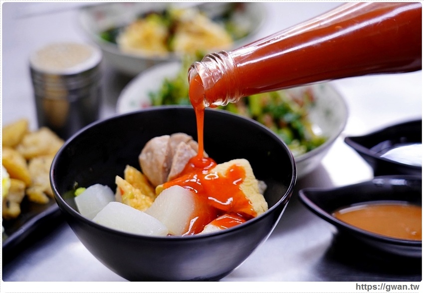 台中經典一麵三吃，香濃麻醬任你淋、滿滿料的綜合湯還可以免費加湯