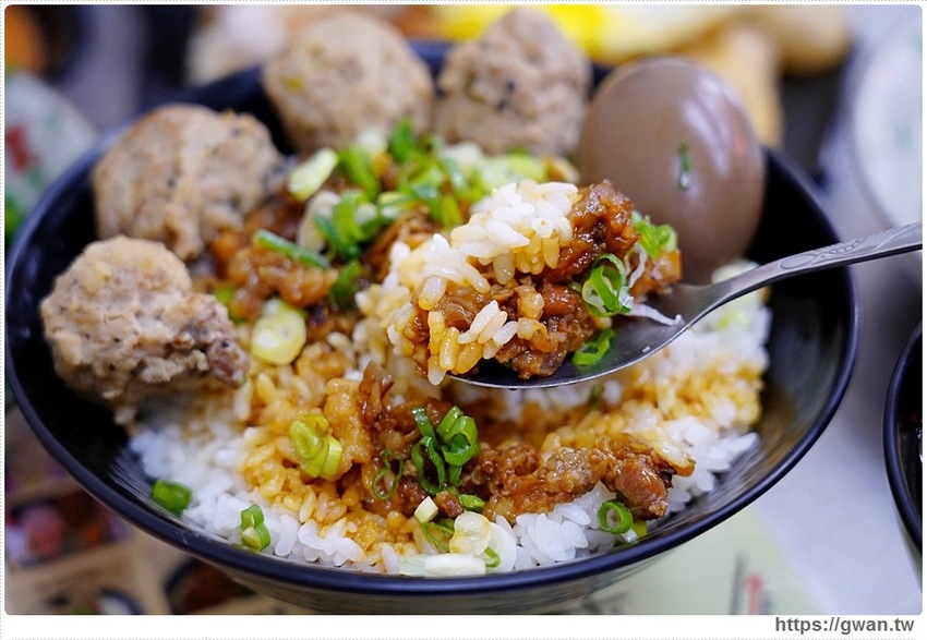 台中經典一麵三吃，香濃麻醬任你淋、滿滿料的綜合湯還可以免費加湯