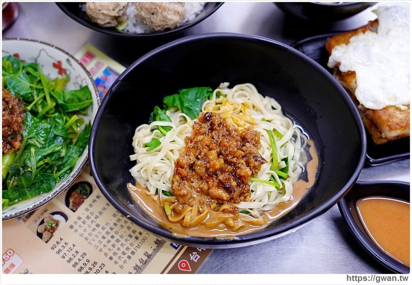 台中經典一麵三吃，香濃麻醬任你淋、滿滿料的綜合湯還可以免費加湯