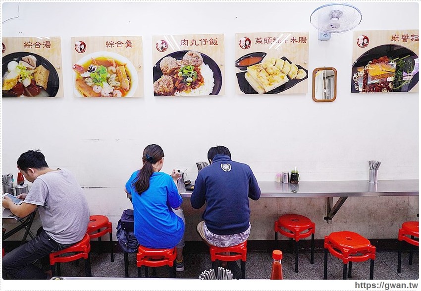 台中經典一麵三吃，香濃麻醬任你淋、滿滿料的綜合湯還可以免費加湯