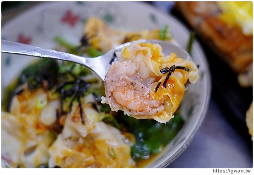 台中經典一麵三吃，香濃麻醬任你淋、滿滿料的綜合湯還可以免費加湯