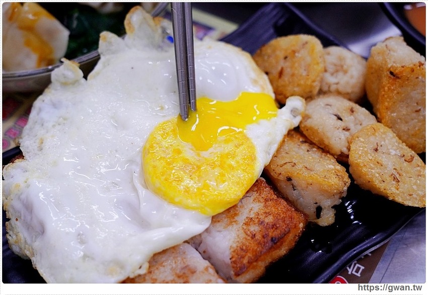 台中經典一麵三吃，香濃麻醬任你淋、滿滿料的綜合湯還可以免費加湯