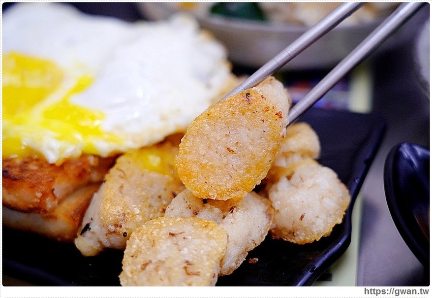 台中經典一麵三吃，香濃麻醬任你淋、滿滿料的綜合湯還可以免費加湯