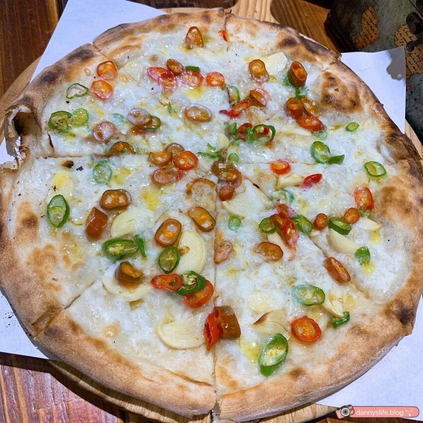 宜蘭最好吃的披薩！結合在地食材，放了三星蔥、金棗、鴨賞和莫札瑞拉起司的義式手工窯烤PIZZA，多種特色口味 丹尼的吃喝玩樂 dannyslife.blog