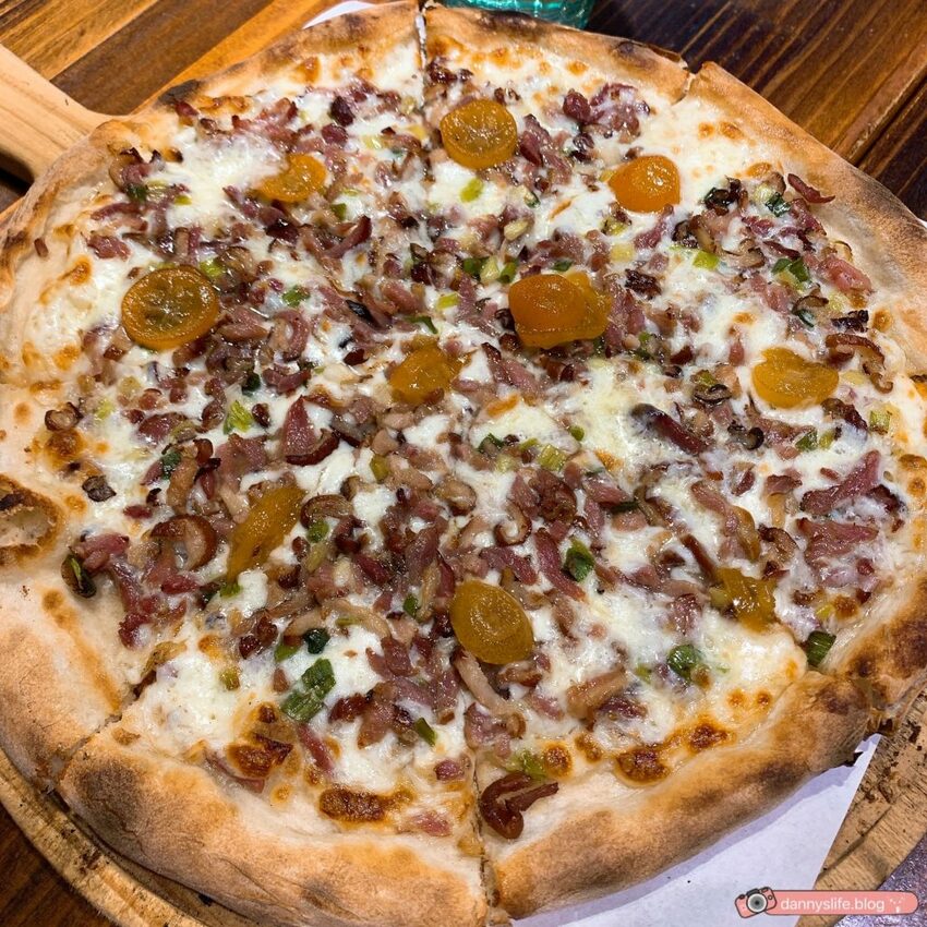 宜蘭最好吃的披薩！結合在地食材，放了三星蔥、金棗、鴨賞和莫札瑞拉起司的義式手工窯烤PIZZA，多種特色口味 丹尼的吃喝玩樂 dannyslife.blog