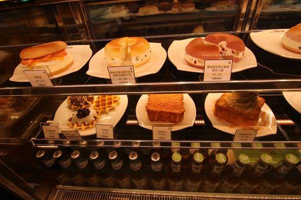 [台南]中西 海安路韓國連鎖咖啡店｜招牌咖啡刨冰好涮嘴｜私心愛藍莓派思脆 Caffe' Bene 咖啡伴 海安藝文門市