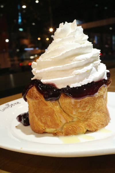 [台南]中西 海安路韓國連鎖咖啡店｜招牌咖啡刨冰好涮嘴｜私心愛藍莓派思脆 Caffe' Bene 咖啡伴 海安藝文門市