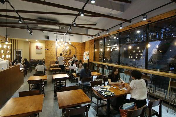 [台南]中西 海安路韓國連鎖咖啡店｜招牌咖啡刨冰好涮嘴｜私心愛藍莓派思脆 Caffe' Bene 咖啡伴 海安藝文門市