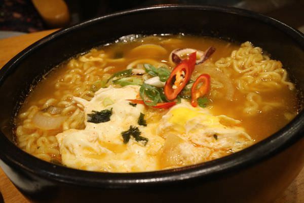 [台南]中西 海安路韓國連鎖咖啡店｜招牌咖啡刨冰好涮嘴｜私心愛藍莓派思脆 Caffe' Bene 咖啡伴 海安藝文門市