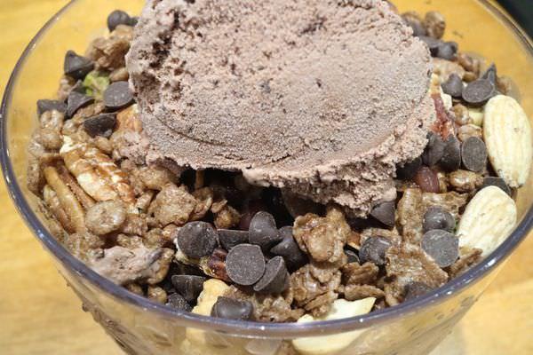 [台南]中西 海安路韓國連鎖咖啡店｜招牌咖啡刨冰好涮嘴｜私心愛藍莓派思脆 Caffe' Bene 咖啡伴 海安藝文門市