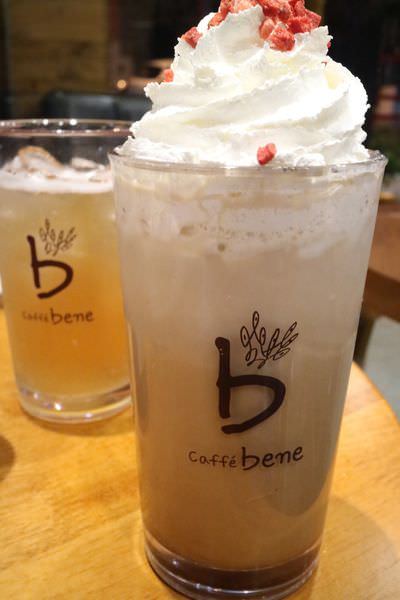 [台南]中西 海安路韓國連鎖咖啡店｜招牌咖啡刨冰好涮嘴｜私心愛藍莓派思脆 Caffe' Bene 咖啡伴 海安藝文門市