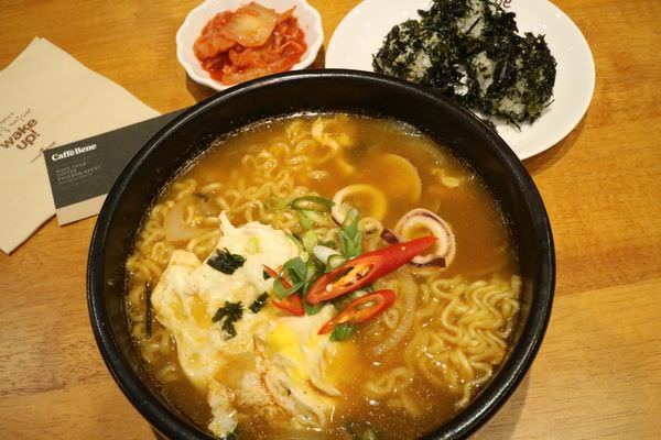 [台南]中西 海安路韓國連鎖咖啡店｜招牌咖啡刨冰好涮嘴｜私心愛藍莓派思脆 Caffe' Bene 咖啡伴 海安藝文門市