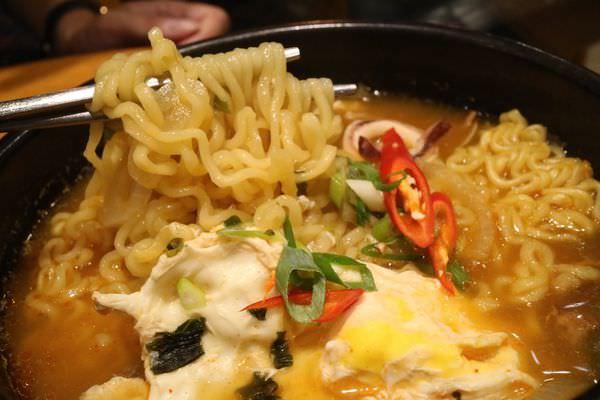 [台南]中西 海安路韓國連鎖咖啡店｜招牌咖啡刨冰好涮嘴｜私心愛藍莓派思脆 Caffe' Bene 咖啡伴 海安藝文門市