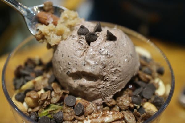 [台南]中西 海安路韓國連鎖咖啡店｜招牌咖啡刨冰好涮嘴｜私心愛藍莓派思脆 Caffe' Bene 咖啡伴 海安藝文門市