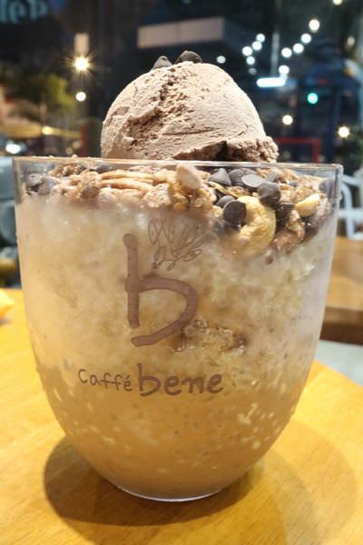 [台南]中西 海安路韓國連鎖咖啡店｜招牌咖啡刨冰好涮嘴｜私心愛藍莓派思脆 Caffe' Bene 咖啡伴 海安藝文門市