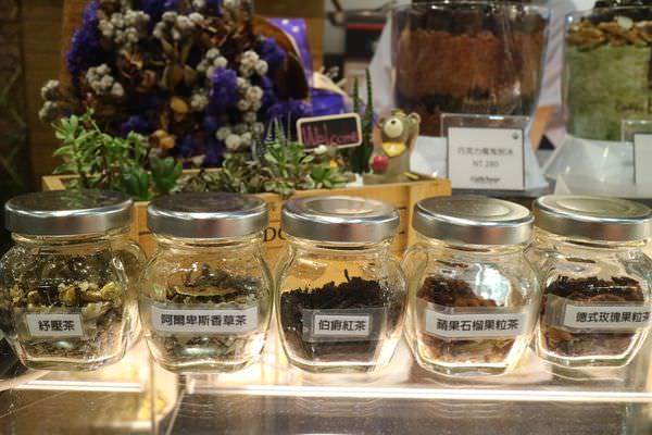 [台南]中西 海安路韓國連鎖咖啡店｜招牌咖啡刨冰好涮嘴｜私心愛藍莓派思脆 Caffe' Bene 咖啡伴 海安藝文門市