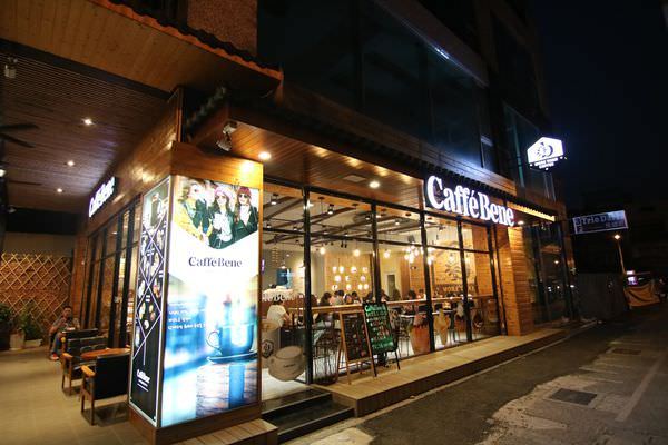 [台南]中西 海安路韓國連鎖咖啡店｜招牌咖啡刨冰好涮嘴｜私心愛藍莓派思脆 Caffe' Bene 咖啡伴 海安藝文門市