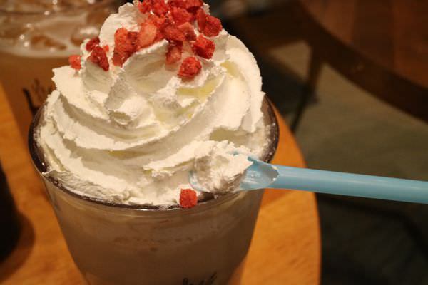 [台南]中西 海安路韓國連鎖咖啡店｜招牌咖啡刨冰好涮嘴｜私心愛藍莓派思脆 Caffe' Bene 咖啡伴 海安藝文門市