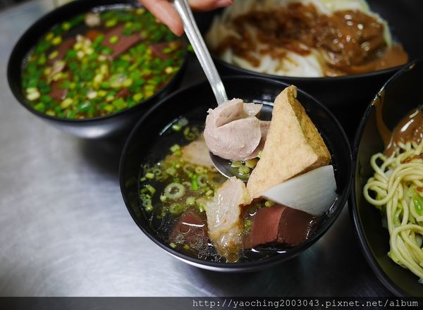 台中北屯  立偉麻醬館麵食太原店，第二市場老店將一麵三吃的好滋味送來北屯，除了內用外也提供外送服務，近太原路、北屯路