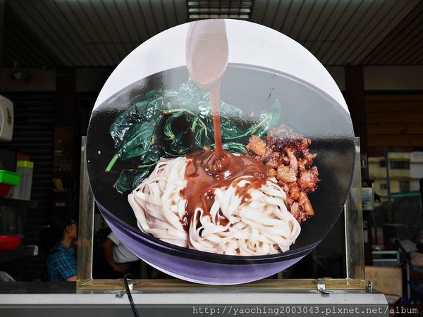 台中北屯  立偉麻醬館麵食太原店，第二市場老店將一麵三吃的好滋味送來北屯，除了內用外也提供外送服務，近太原路、北屯路