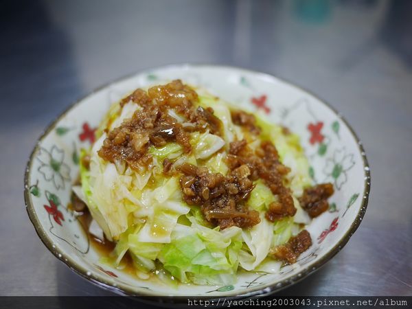 台中北屯  立偉麻醬館麵食太原店，第二市場老店將一麵三吃的好滋味送來北屯，除了內用外也提供外送服務，近太原路、北屯路