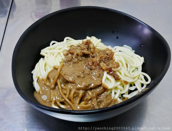 台中北屯  立偉麻醬館麵食太原店，第二市場老店將一麵三吃的好滋味送來北屯，除了內用外也提供外送服務，近太原路、北屯路