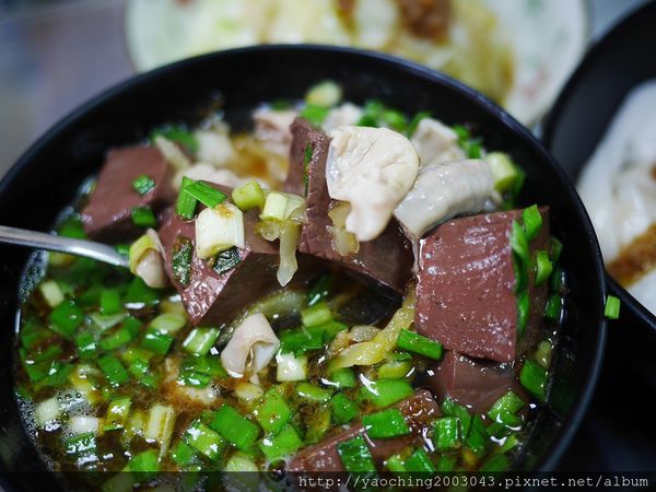 台中北屯  立偉麻醬館麵食太原店，第二市場老店將一麵三吃的好滋味送來北屯，除了內用外也提供外送服務，近太原路、北屯路