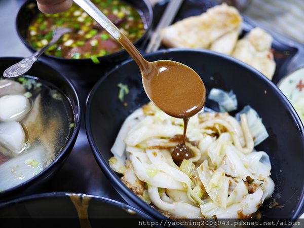 台中北屯  立偉麻醬館麵食太原店，第二市場老店將一麵三吃的好滋味送來北屯，除了內用外也提供外送服務，近太原路、北屯路