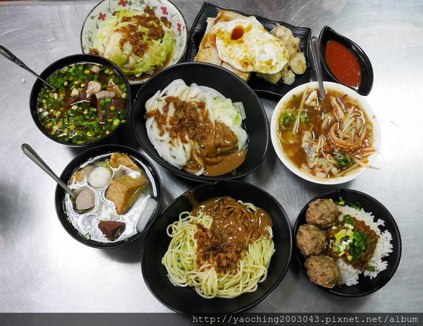 台中北屯  立偉麻醬館麵食太原店，第二市場老店將一麵三吃的好滋味送來北屯，除了內用外也提供外送服務，近太原路、北屯路