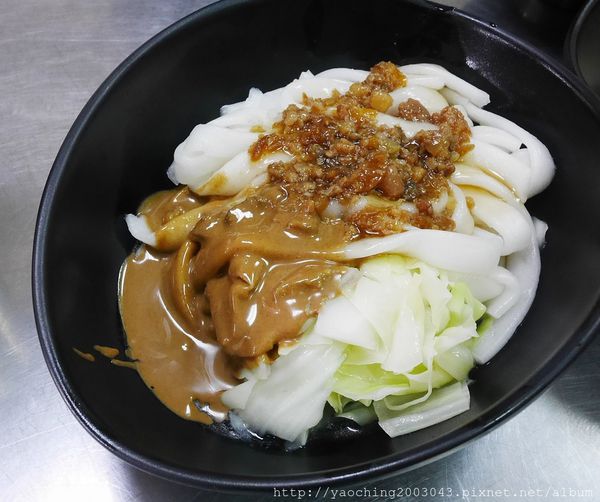 台中北屯  立偉麻醬館麵食太原店，第二市場老店將一麵三吃的好滋味送來北屯，除了內用外也提供外送服務，近太原路、北屯路