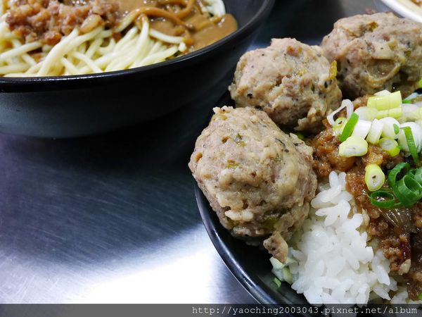 台中北屯  立偉麻醬館麵食太原店，第二市場老店將一麵三吃的好滋味送來北屯，除了內用外也提供外送服務，近太原路、北屯路