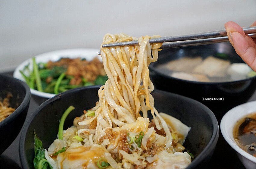 太原路必吃人氣平價美食｜經典麵食麻醬任你加，新品元寶芋頭粿、仙草凍強勢登場！！