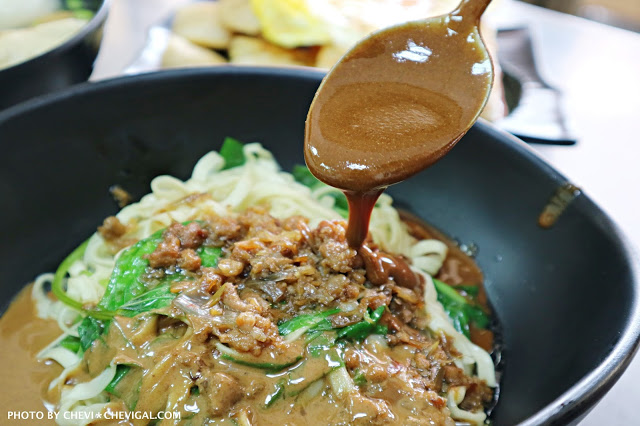 台中北屯│立偉麵食(太原店)＊來自第二市場的一麵三吃超經典。綜合湯品用料澎派毫不手軟