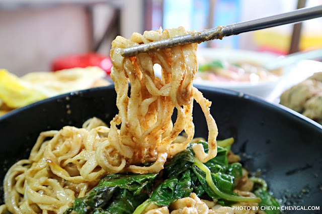 台中北屯│立偉麵食(太原店)＊來自第二市場的一麵三吃超經典。綜合湯品用料澎派毫不手軟