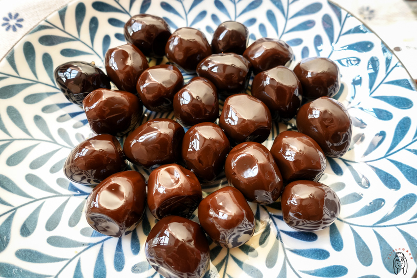 台南宅配團購美食 傳承阿嬤的秘方「鐵三娘私房料理」鐵蛋、鳳爪跟雪花餅,台南可面交,讓人忍不住嗑光,想一吃再吃。 - 丁Dingの吃貨日常