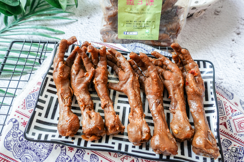 台南宅配團購美食 傳承阿嬤的秘方「鐵三娘私房料理」鐵蛋、鳳爪跟雪花餅,台南可面交,讓人忍不住嗑光,想一吃再吃。 - 丁Dingの吃貨日常