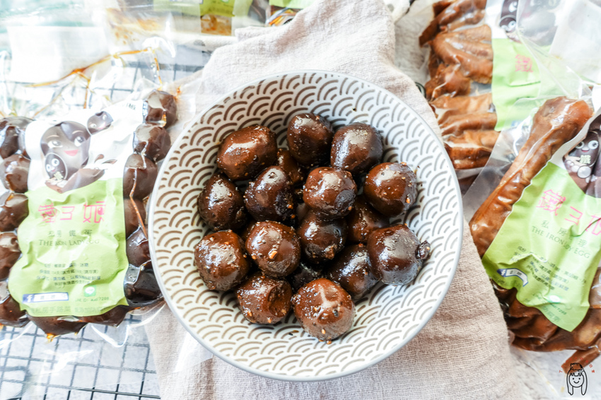 台南宅配團購美食 傳承阿嬤的秘方「鐵三娘私房料理」鐵蛋、鳳爪跟雪花餅,台南可面交,讓人忍不住嗑光,想一吃再吃。 - 丁Dingの吃貨日常