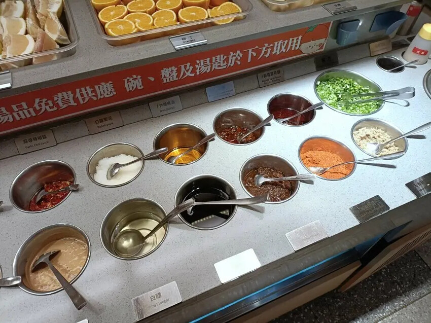 海底撈好吃又好玩！不限時、服務貼心、免費小菜水果通通有。