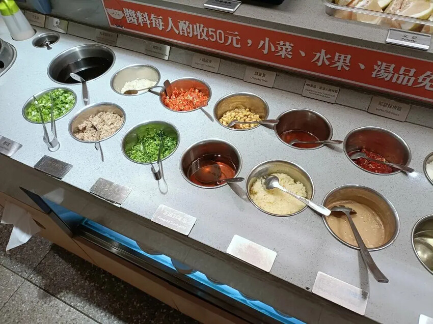 海底撈好吃又好玩！不限時、服務貼心、免費小菜水果通通有。