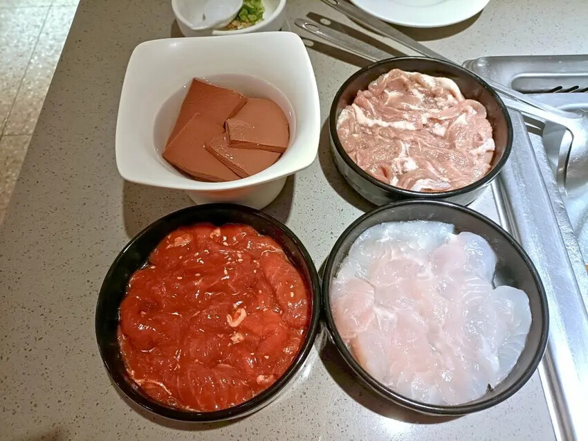 海底撈好吃又好玩！不限時、服務貼心、免費小菜水果通通有。