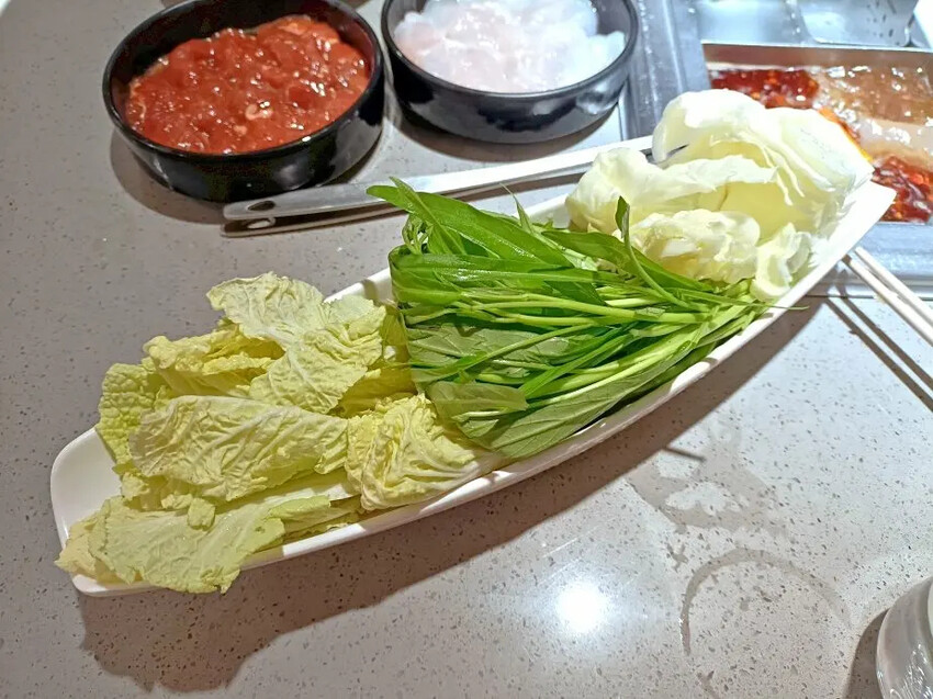 海底撈好吃又好玩！不限時、服務貼心、免費小菜水果通通有。