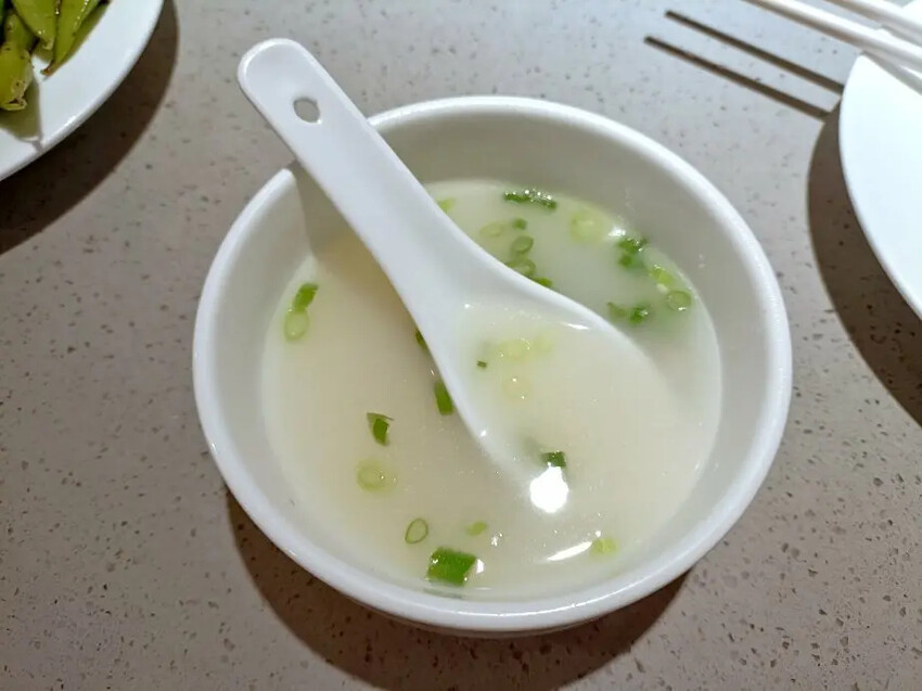 海底撈好吃又好玩！不限時、服務貼心、免費小菜水果通通有。