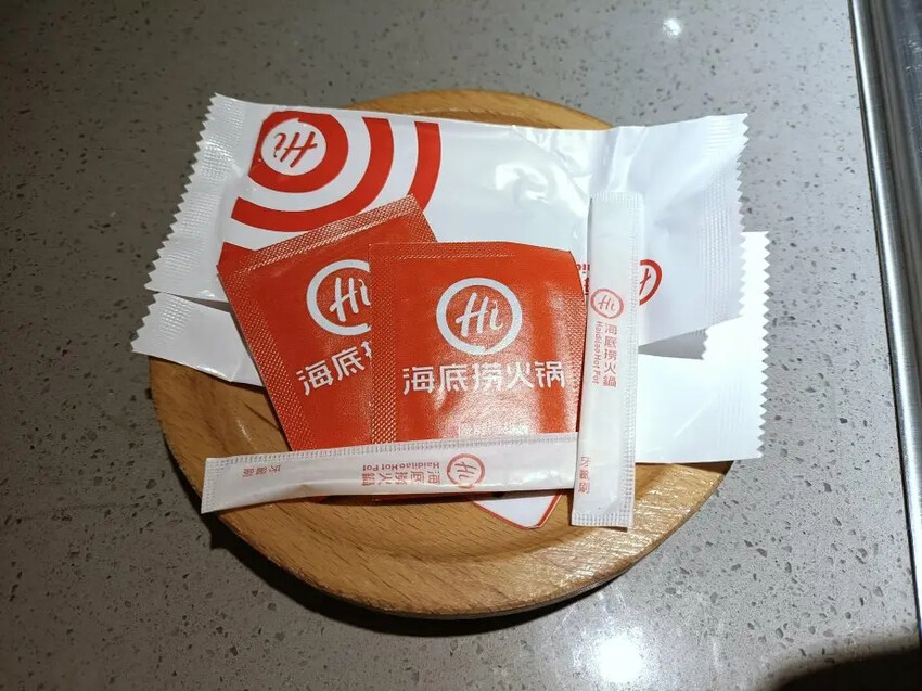 海底撈好吃又好玩！不限時、服務貼心、免費小菜水果通通有。